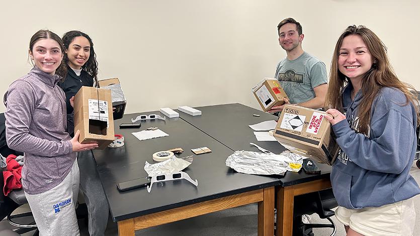 Image of 科学 students making camera obsuras in Donnelly Hall.